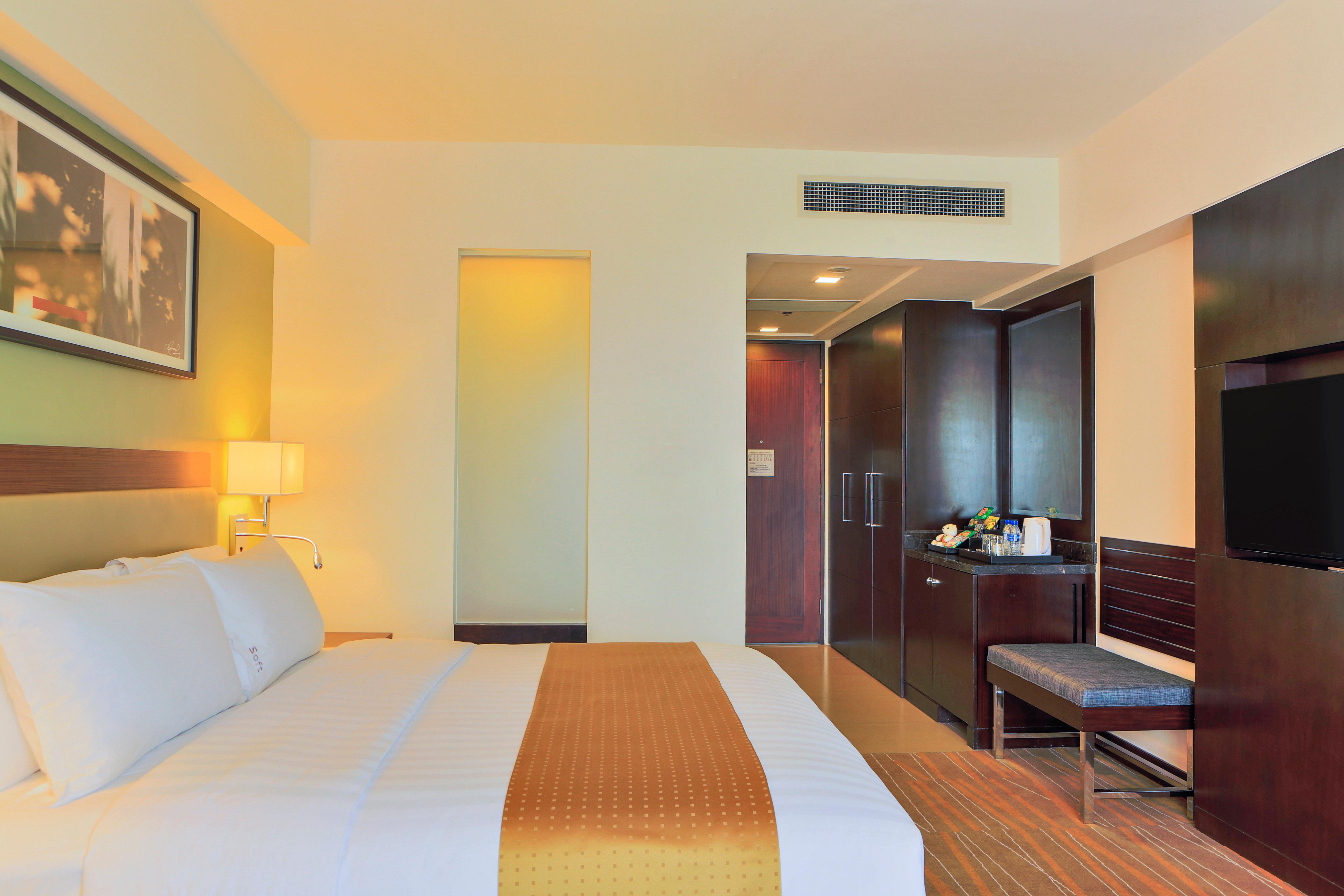 Holiday Inn & Suites Makati By Ihg Макати Экстерьер фото A room at the hotel