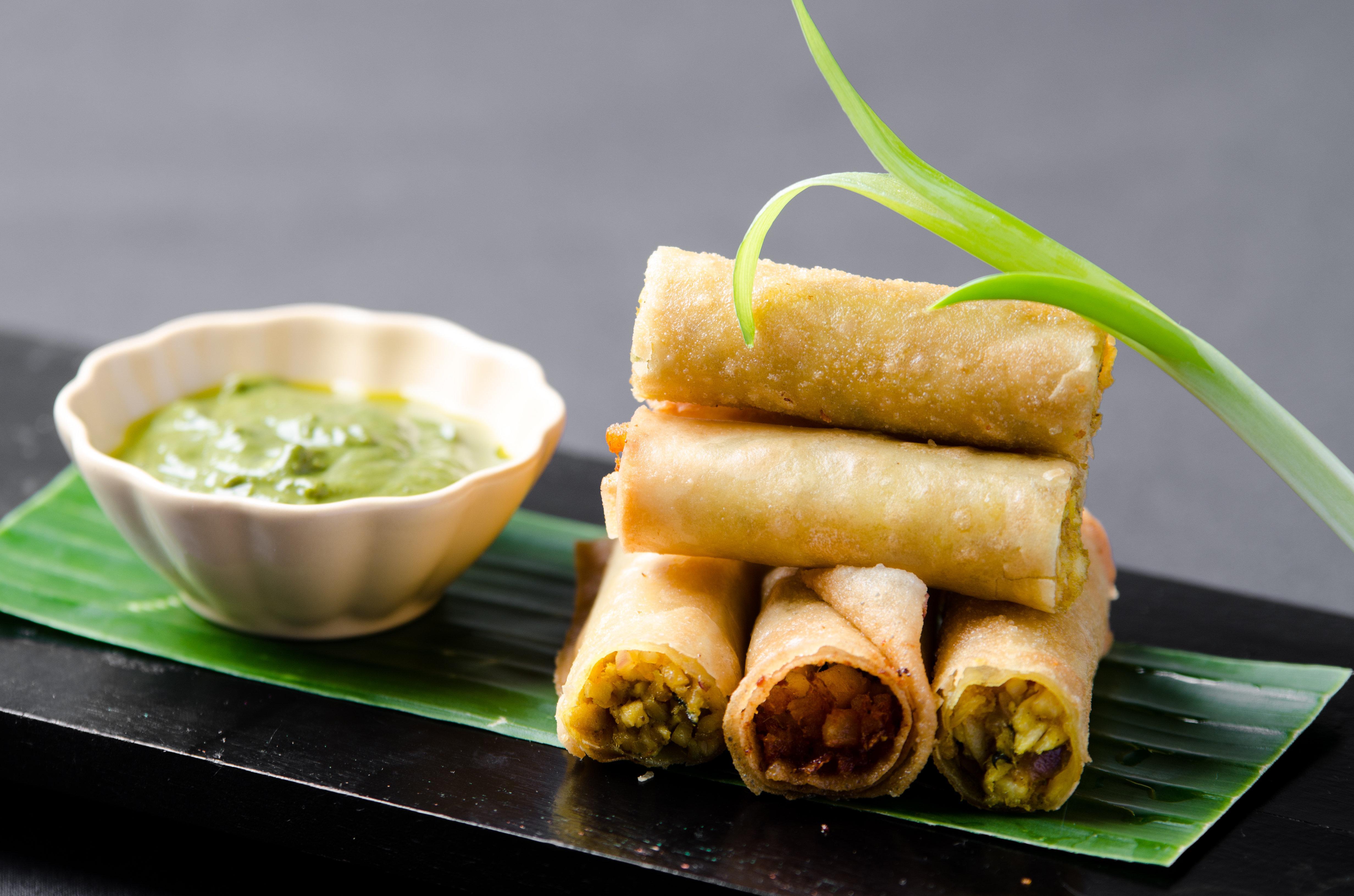 Holiday Inn & Suites Makati By Ihg Макати Экстерьер фото Fried vegetable spring rolls