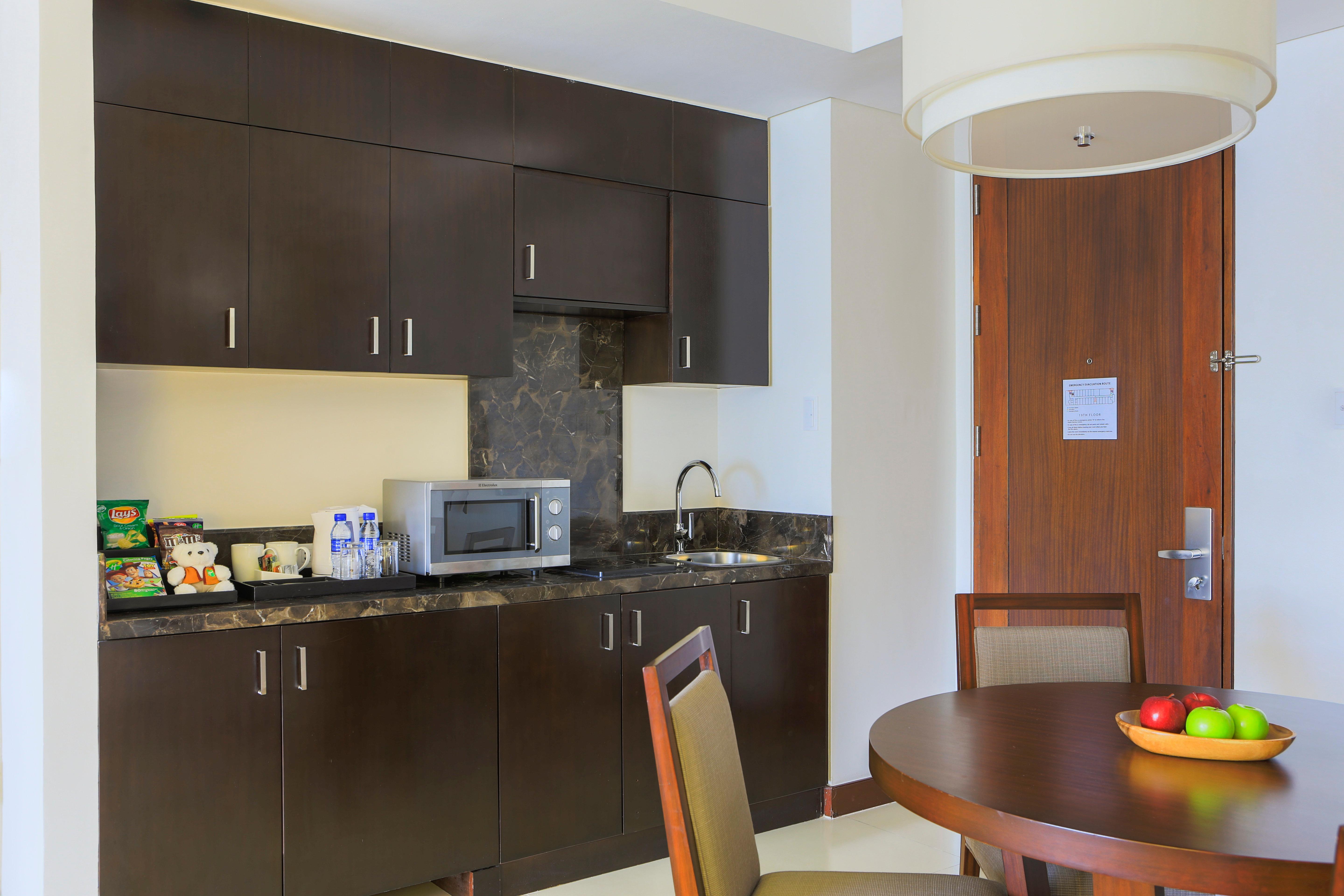 Holiday Inn & Suites Makati By Ihg Макати Экстерьер фото Kitchenette