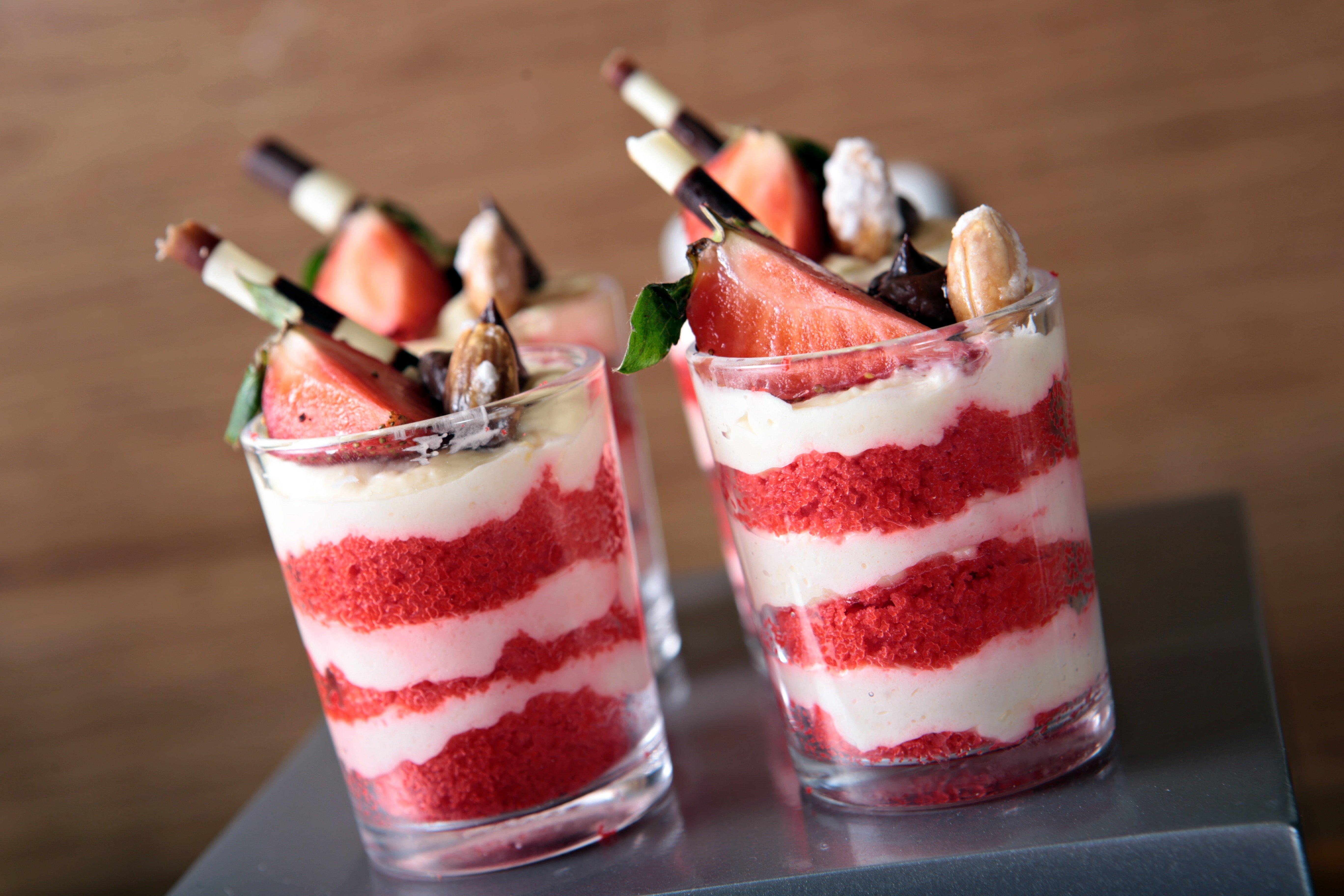 Holiday Inn & Suites Makati By Ihg Макати Экстерьер фото A strawberry parfait