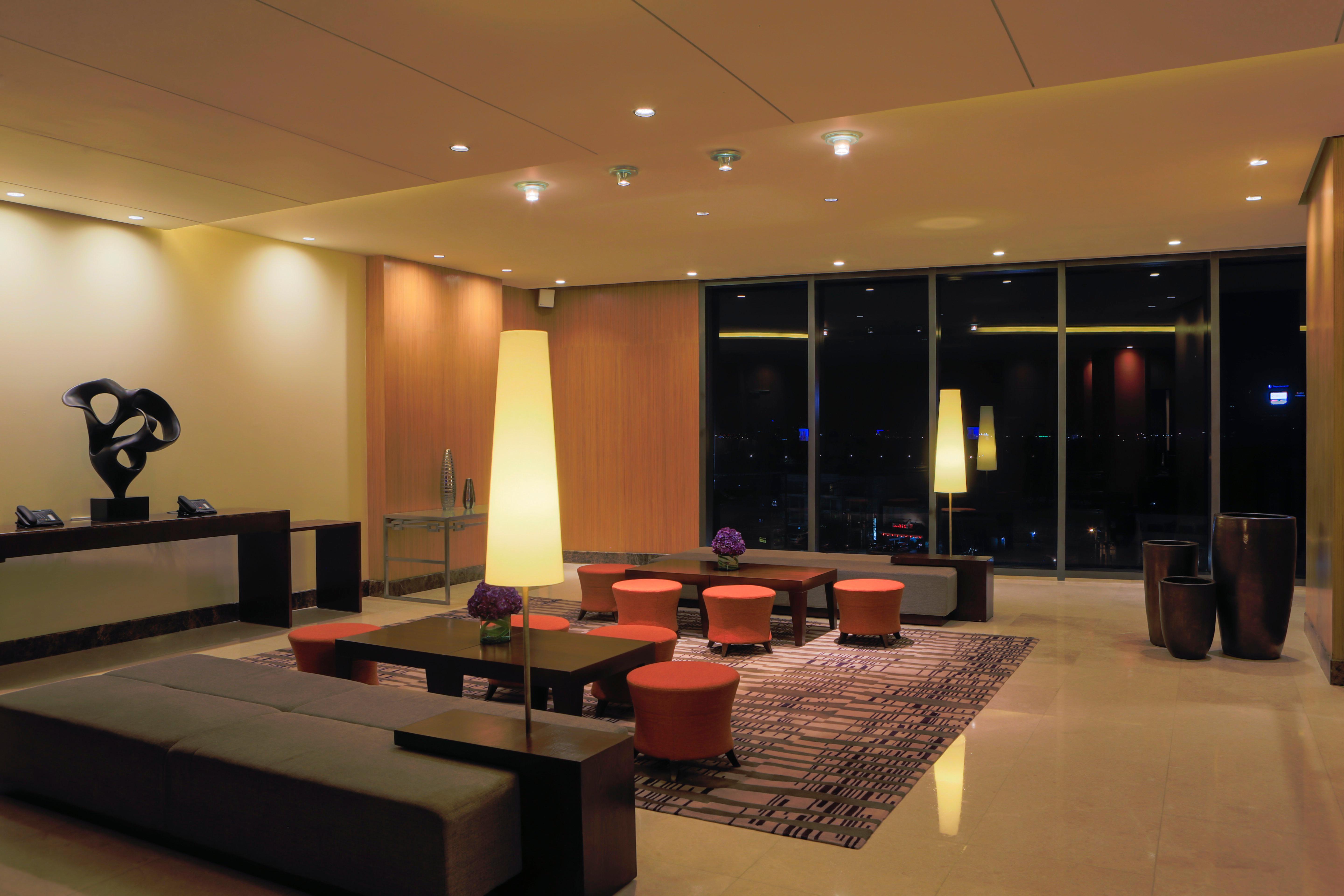 Holiday Inn & Suites Makati By Ihg Макати Экстерьер фото The lounge at the airport