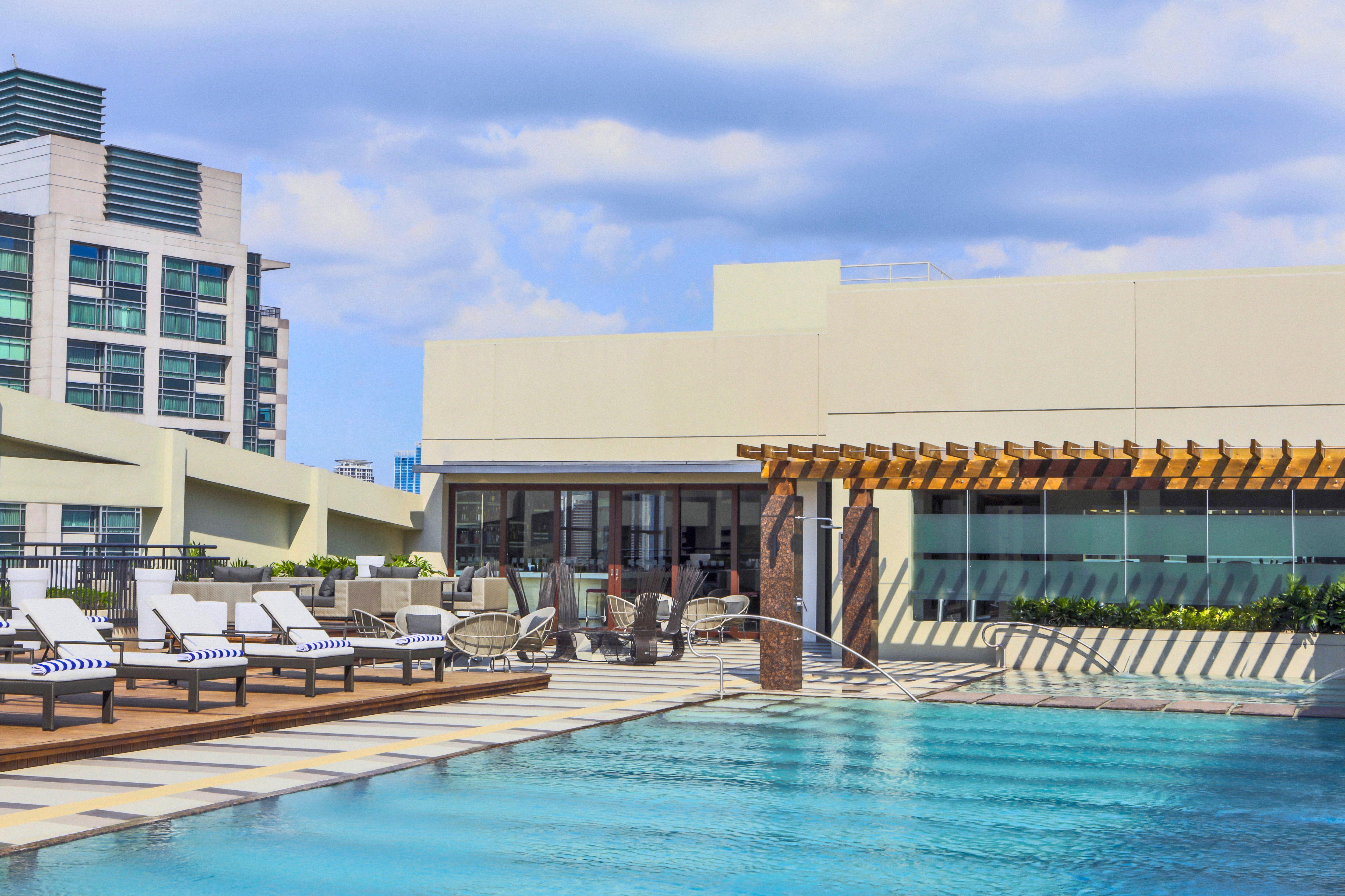 Holiday Inn & Suites Makati By Ihg Макати Экстерьер фото Rooftop pool