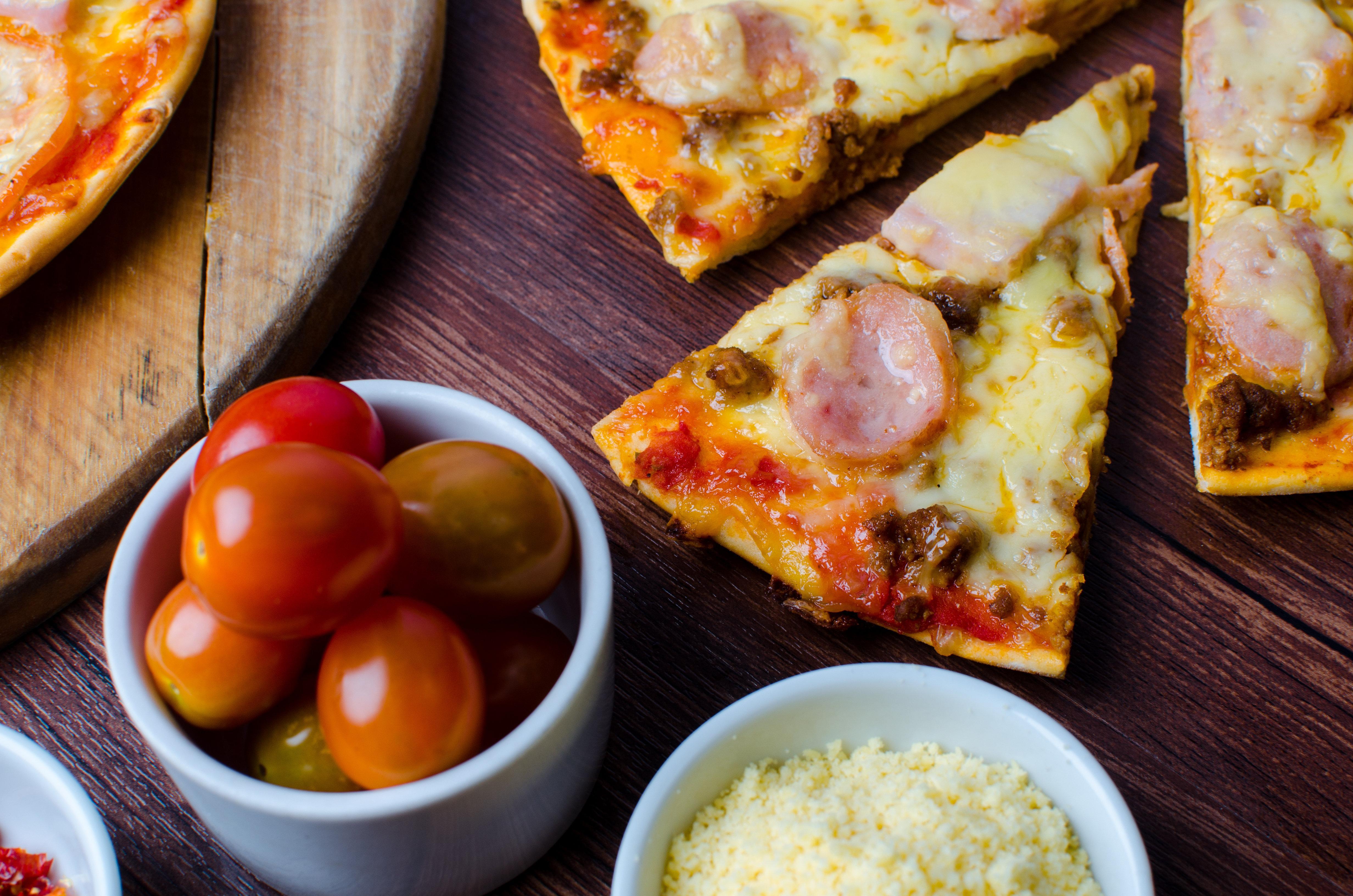 Holiday Inn & Suites Makati By Ihg Макати Экстерьер фото A pizza with sausage and cheese