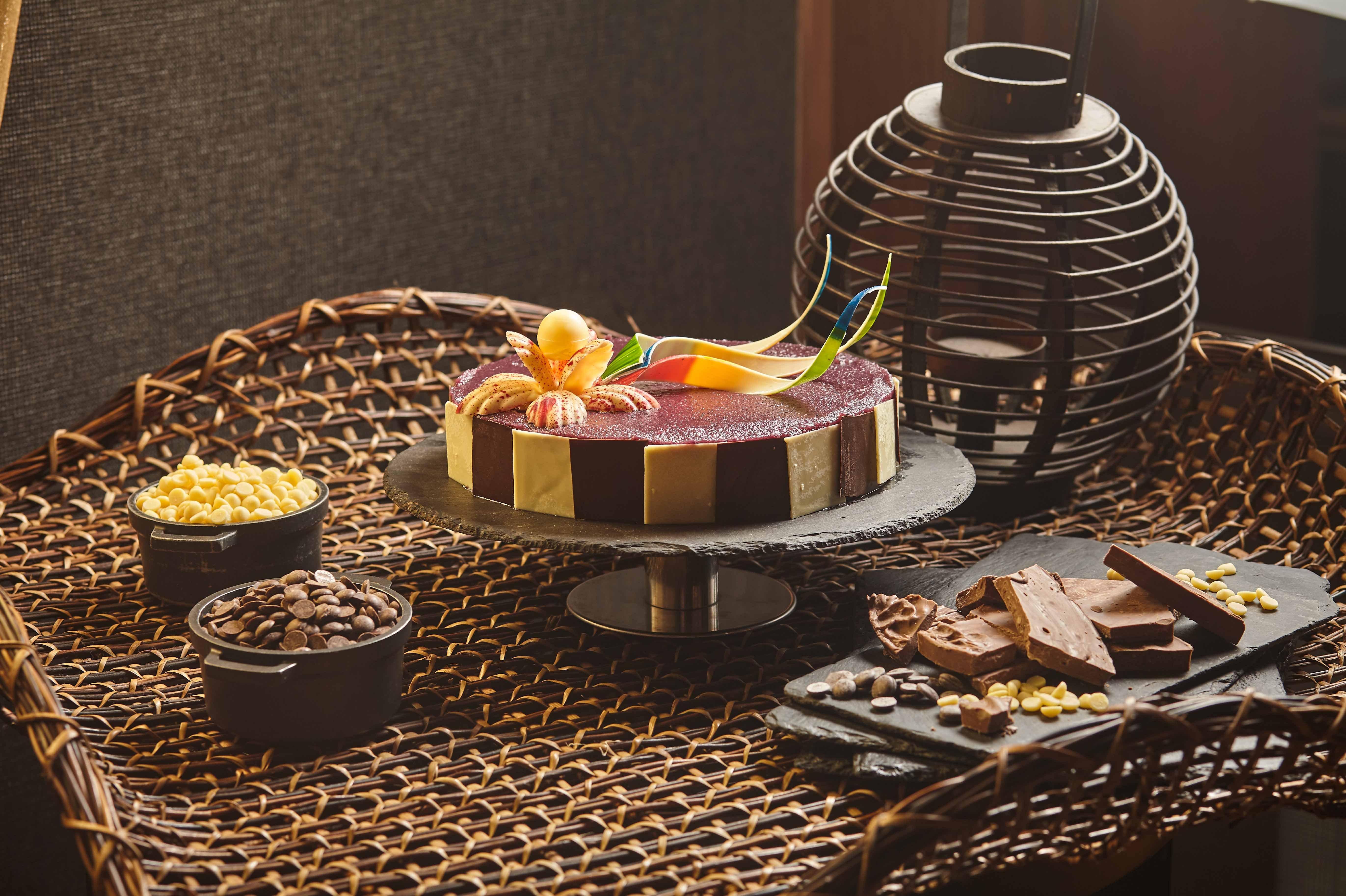 Holiday Inn & Suites Makati By Ihg Макати Экстерьер фото A chocolate cake