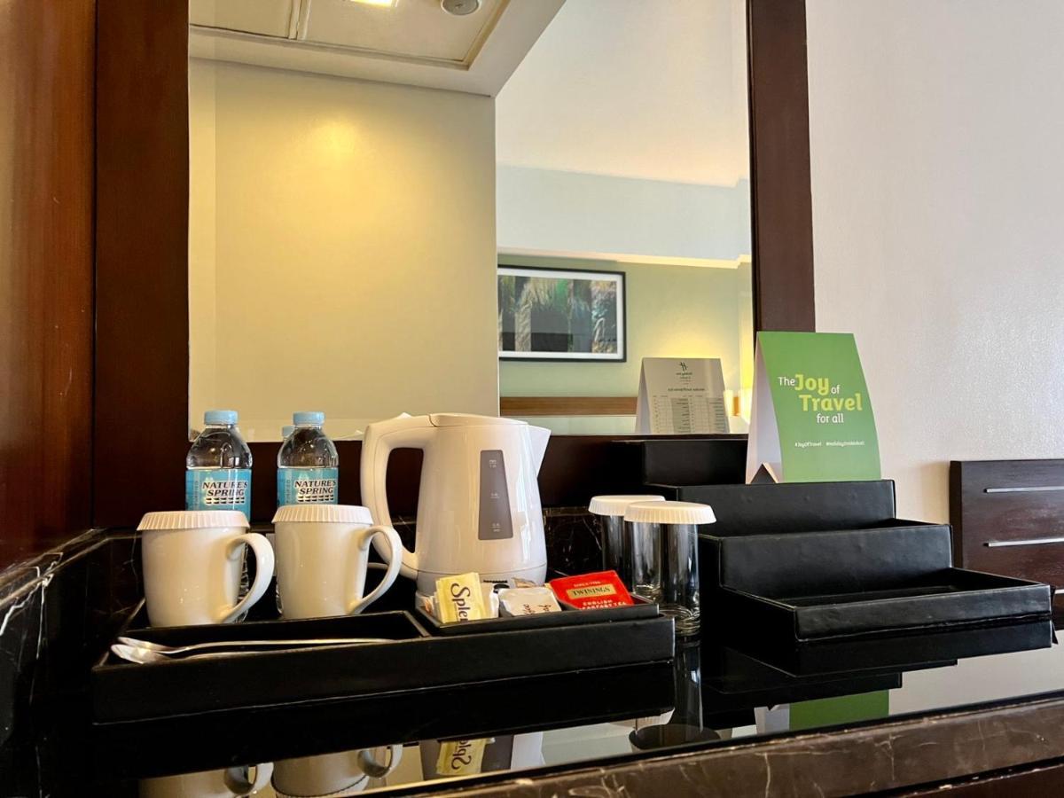 Holiday Inn & Suites Makati By Ihg Макати Экстерьер фото A hotel room's wet bar