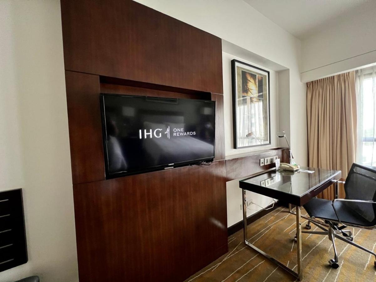 Holiday Inn & Suites Makati By Ihg Макати Экстерьер фото