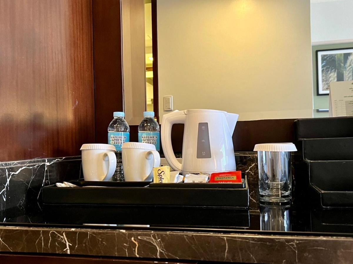 Holiday Inn & Suites Makati By Ihg Макати Экстерьер фото A kettle and a water jug in a hotel room