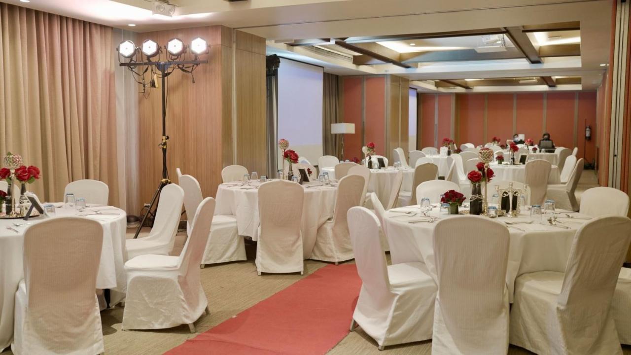 Holiday Inn & Suites Makati By Ihg Макати Экстерьер фото A wedding reception