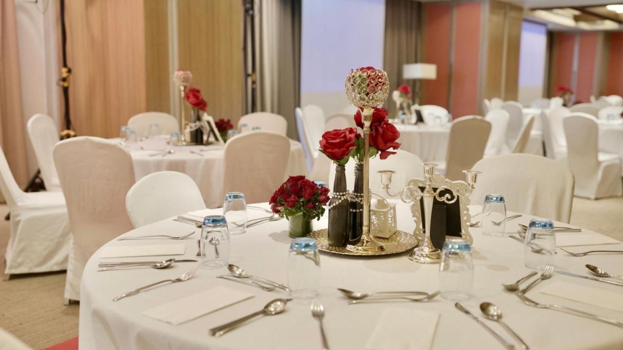 Holiday Inn & Suites Makati By Ihg Макати Экстерьер фото A table set for a formal dinner