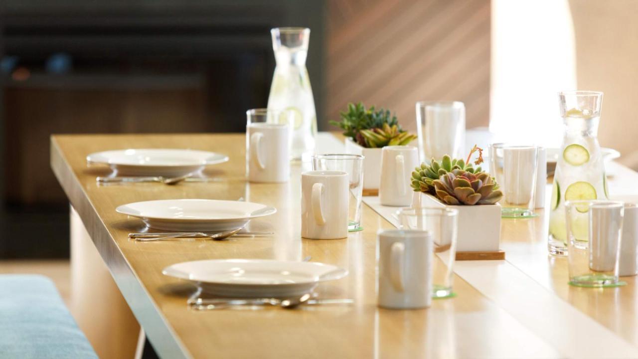 Holiday Inn & Suites Makati By Ihg Макати Экстерьер фото Tableware