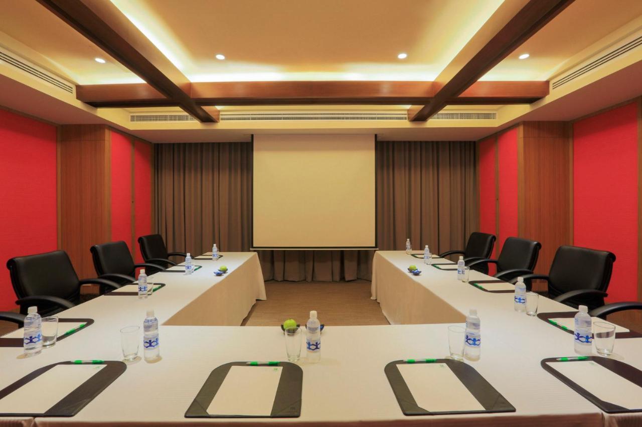 Holiday Inn & Suites Makati By Ihg Макати Экстерьер фото Meeting room