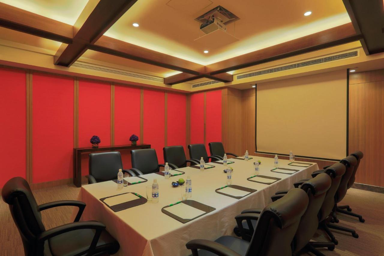 Holiday Inn & Suites Makati By Ihg Макати Экстерьер фото Meeting room at the Taj Bengal