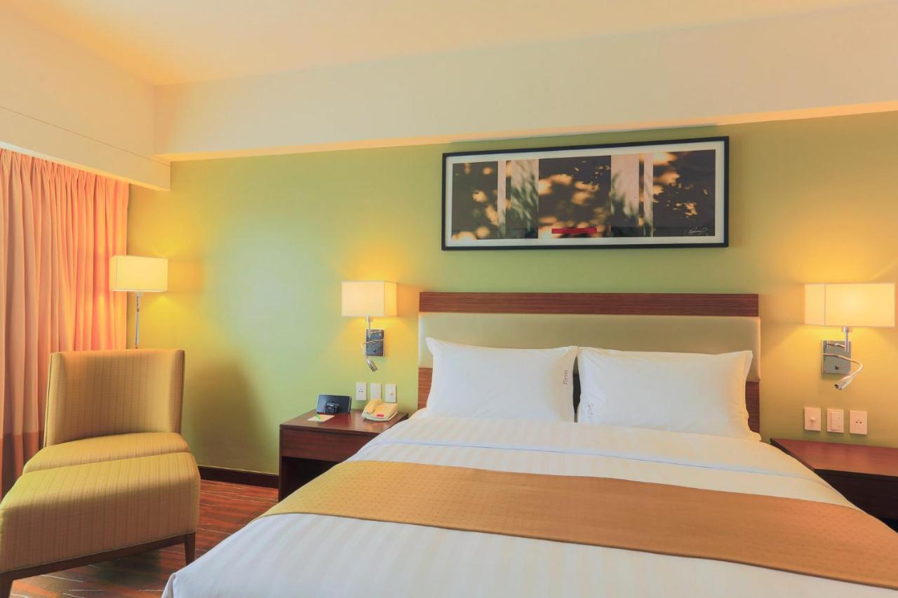 Holiday Inn & Suites Makati By Ihg Макати Экстерьер фото A room at the hotel