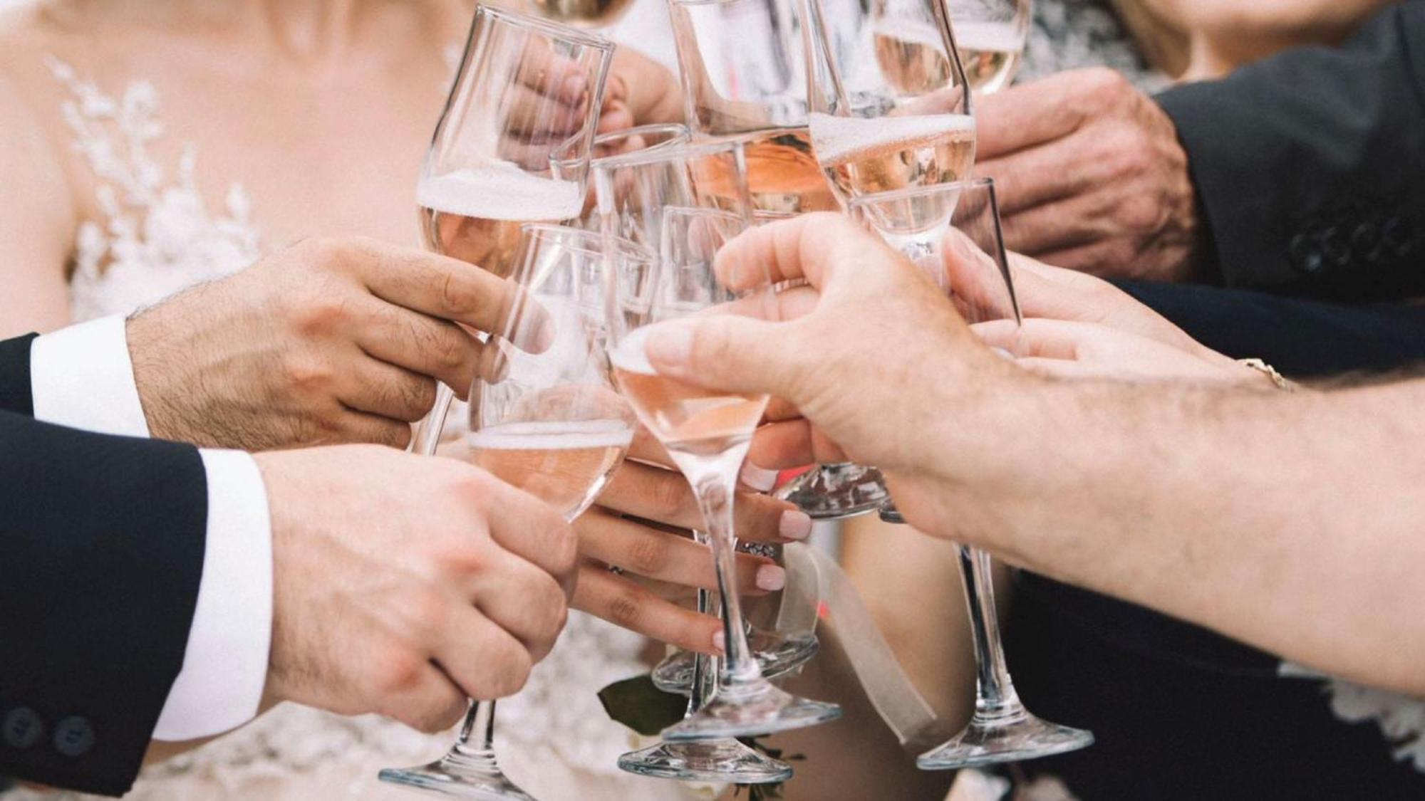 Holiday Inn & Suites Makati By Ihg Макати Экстерьер фото Champagne toast
