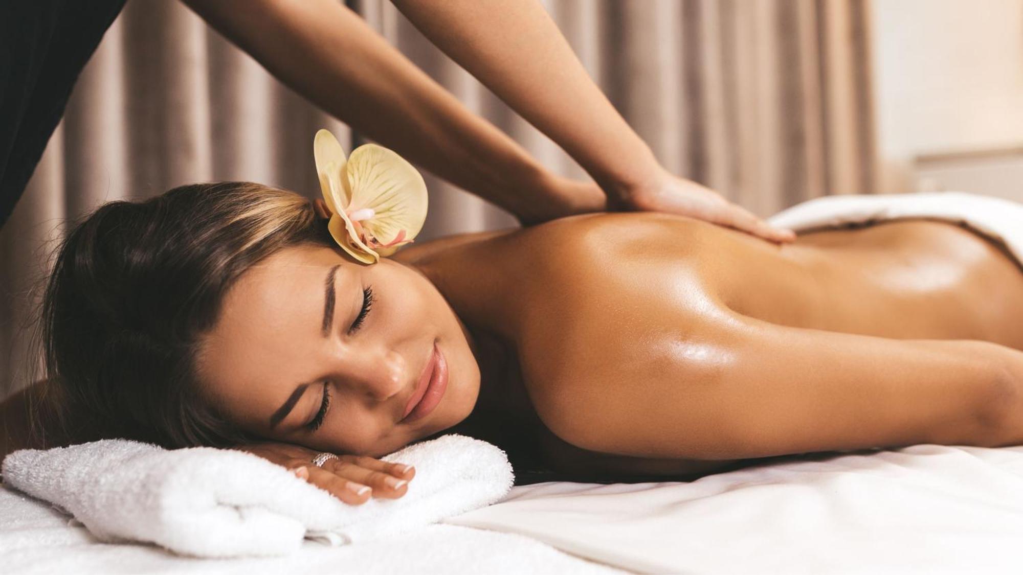 Holiday Inn & Suites Makati By Ihg Макати Экстерьер фото A woman receiving a massage