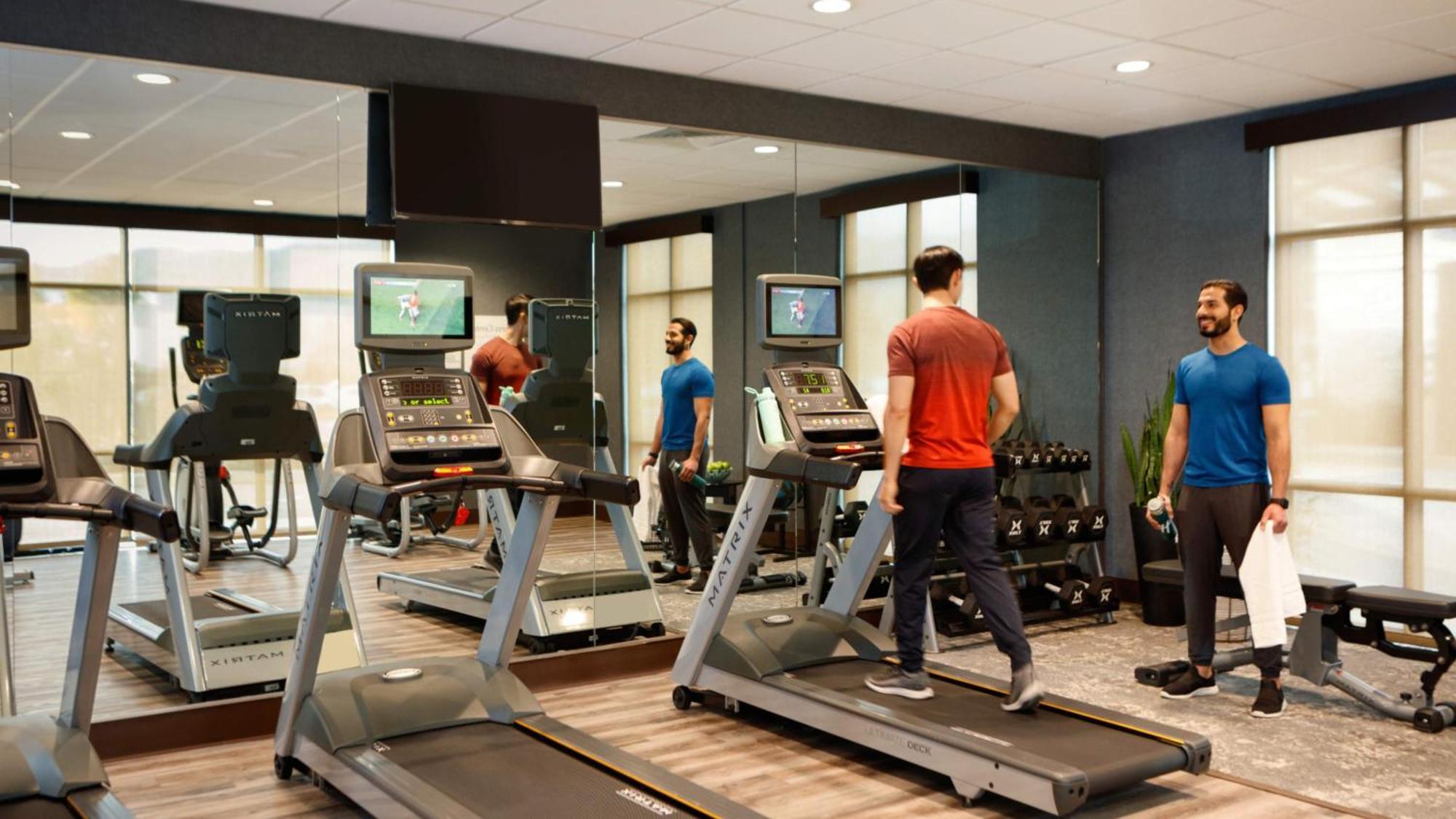 Holiday Inn & Suites Makati By Ihg Макати Экстерьер фото The gym at the hotel