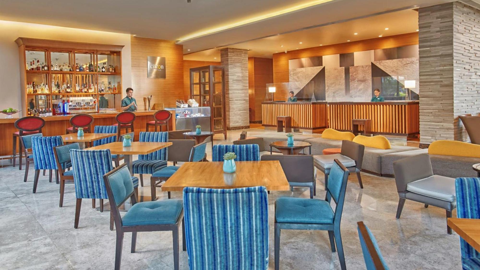 Holiday Inn & Suites Makati By Ihg Макати Экстерьер фото The Lounge at the airport