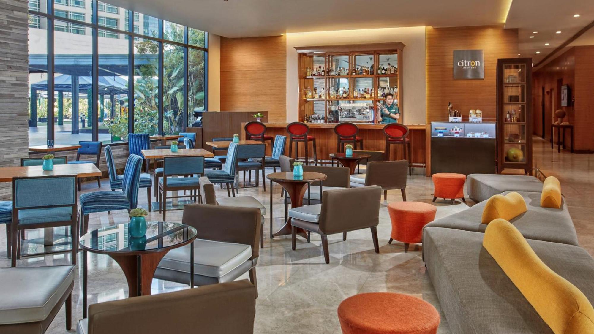 Holiday Inn & Suites Makati By Ihg Макати Экстерьер фото The lounge at the hotel