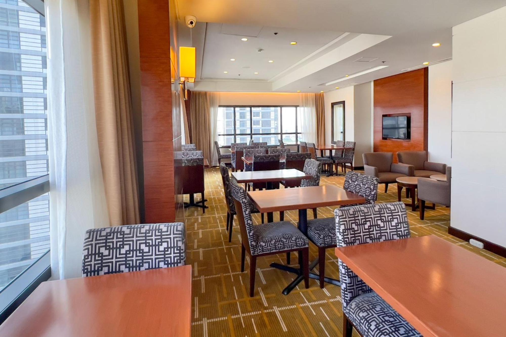 Holiday Inn & Suites Makati By Ihg Макати Экстерьер фото Clubroom at the 100 North Main