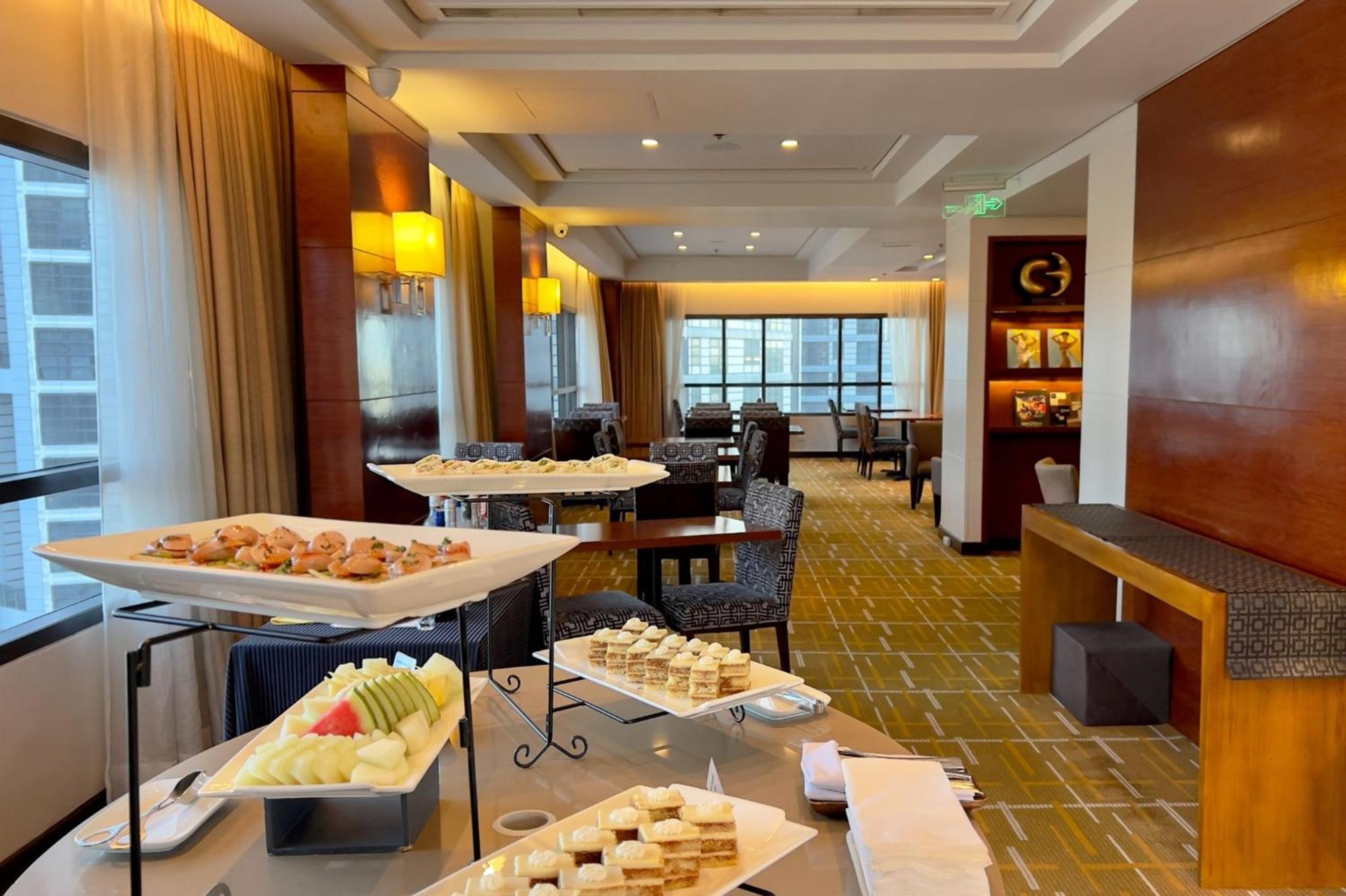 Holiday Inn & Suites Makati By Ihg Макати Экстерьер фото The lounge at the airport