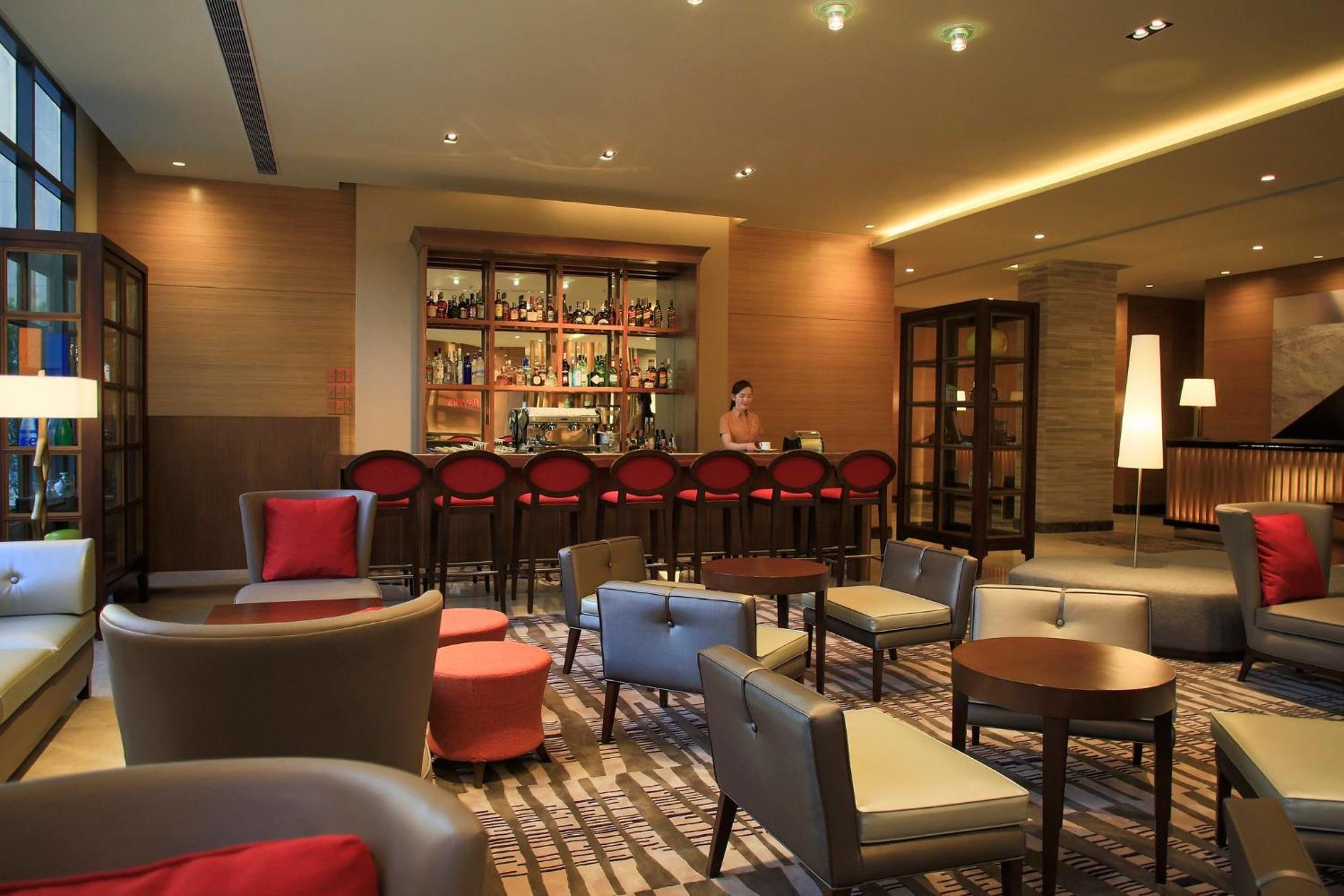 Holiday Inn & Suites Makati By Ihg Макати Экстерьер фото The bar at the lobby