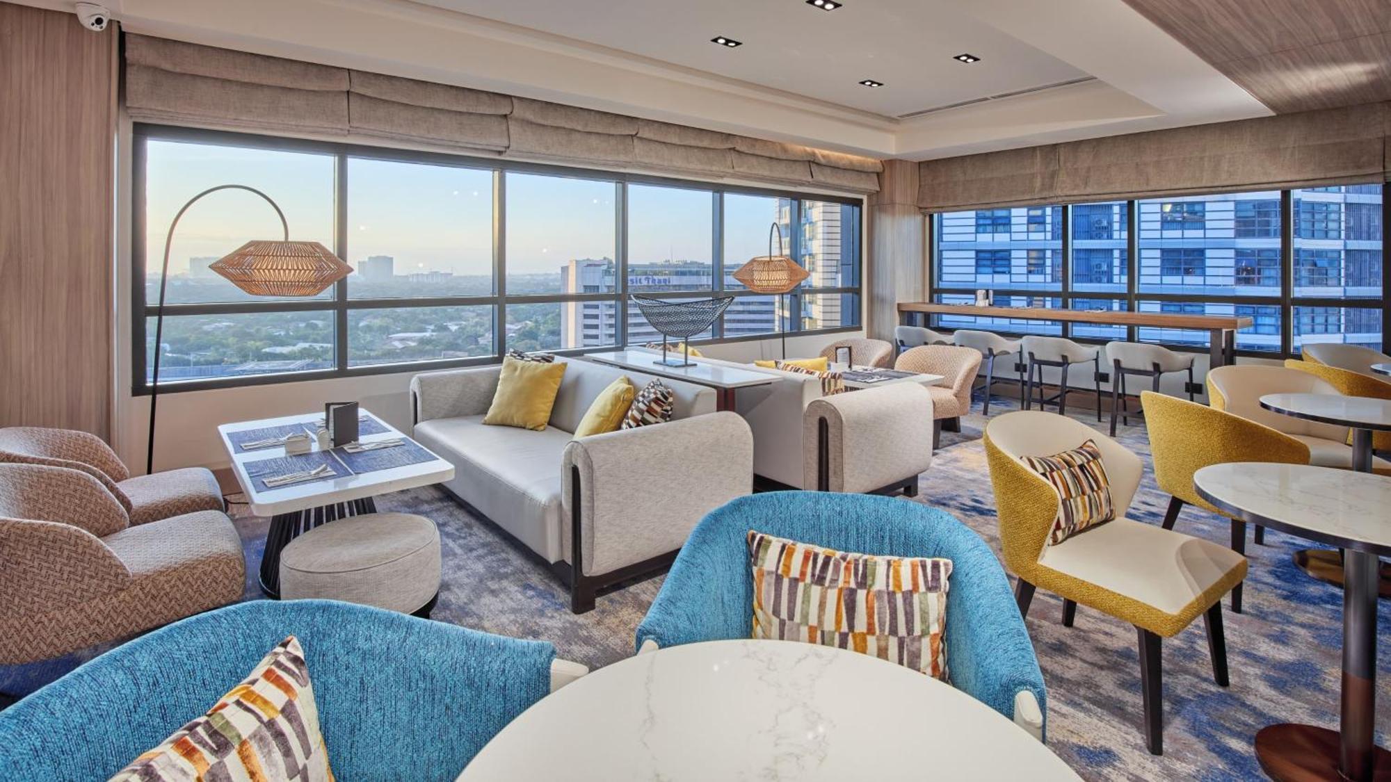 Holiday Inn & Suites Makati By Ihg Макати Экстерьер фото