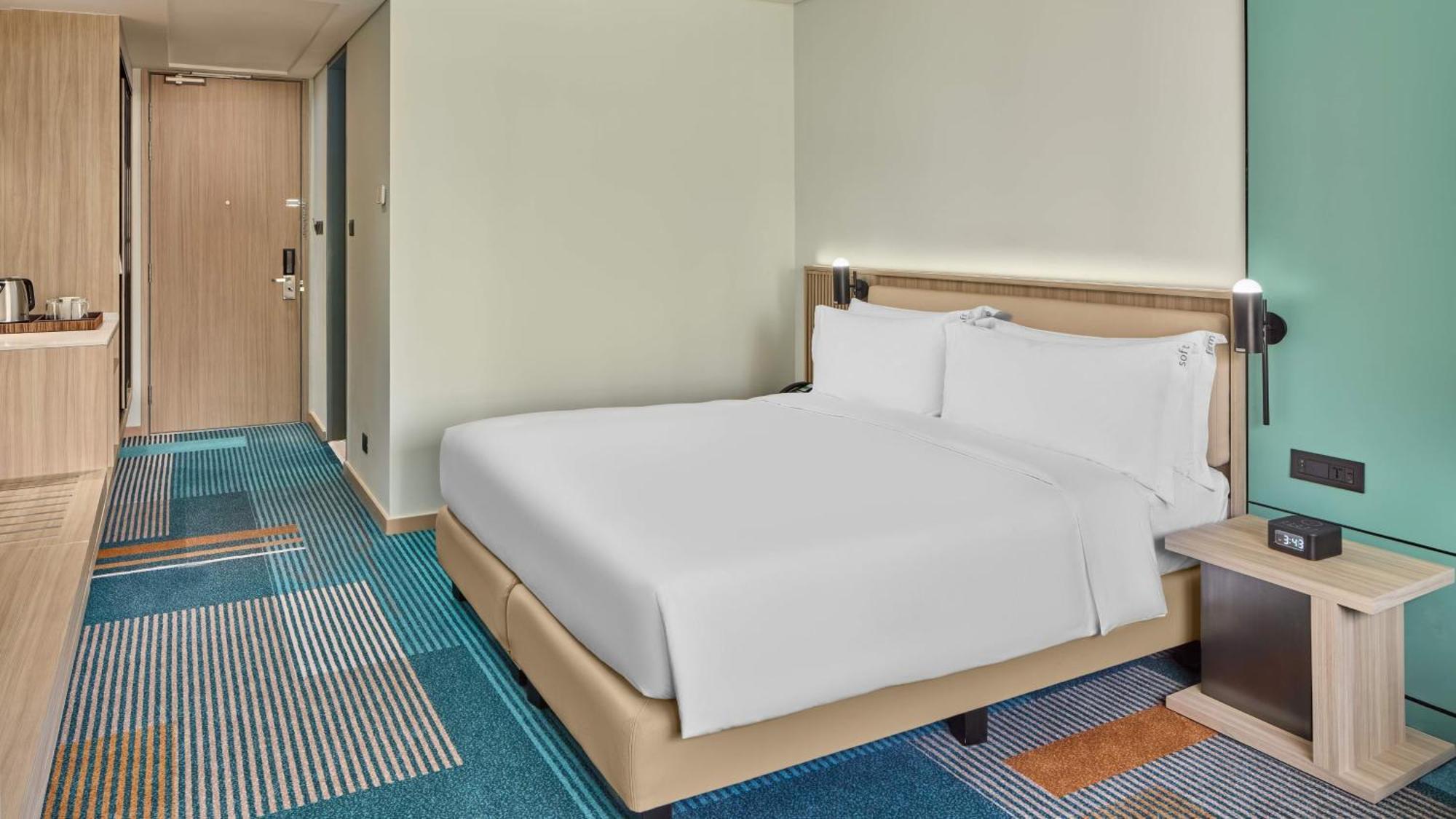 Holiday Inn & Suites Makati By Ihg Макати Экстерьер фото
