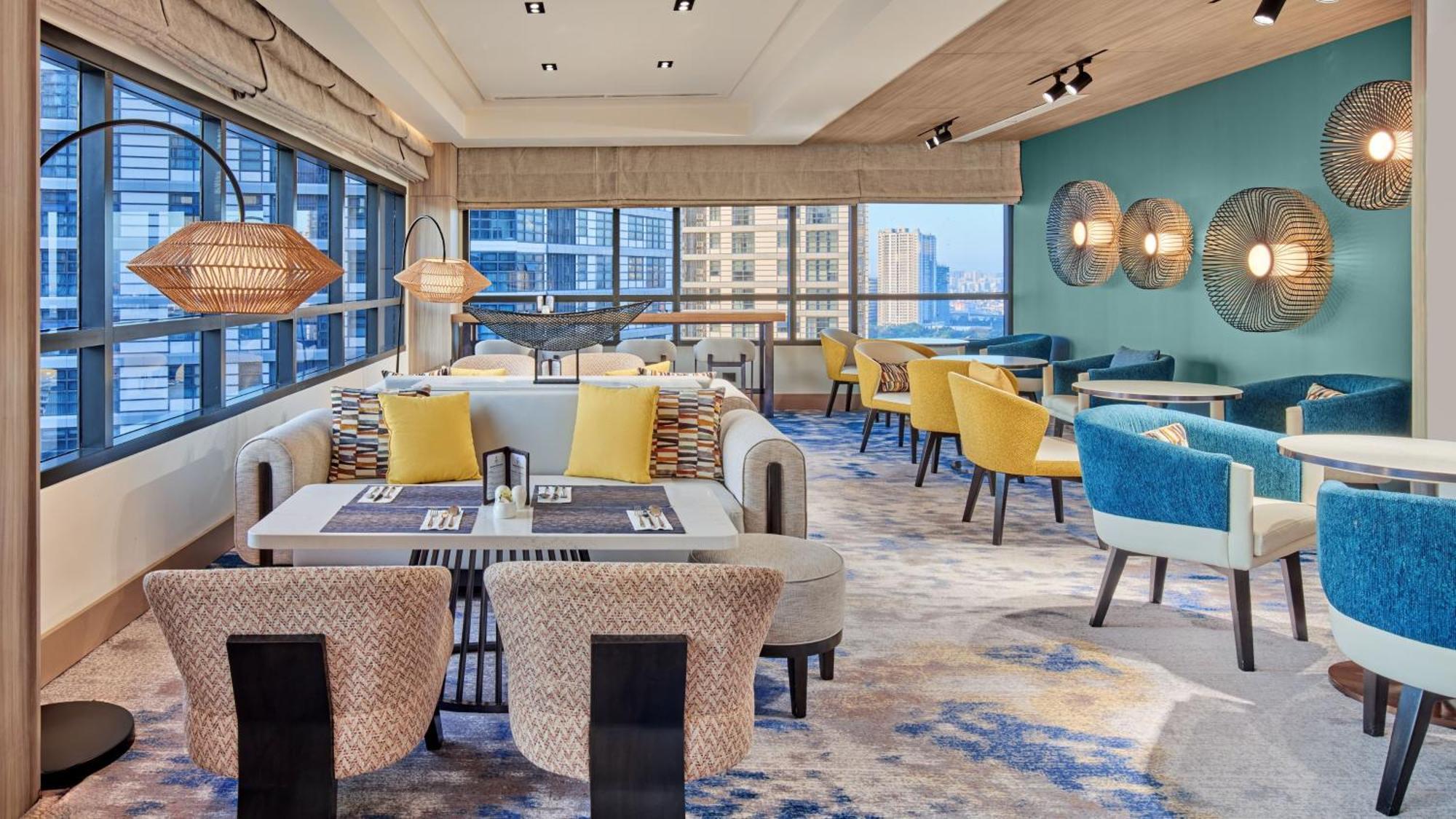 Holiday Inn & Suites Makati By Ihg Макати Экстерьер фото