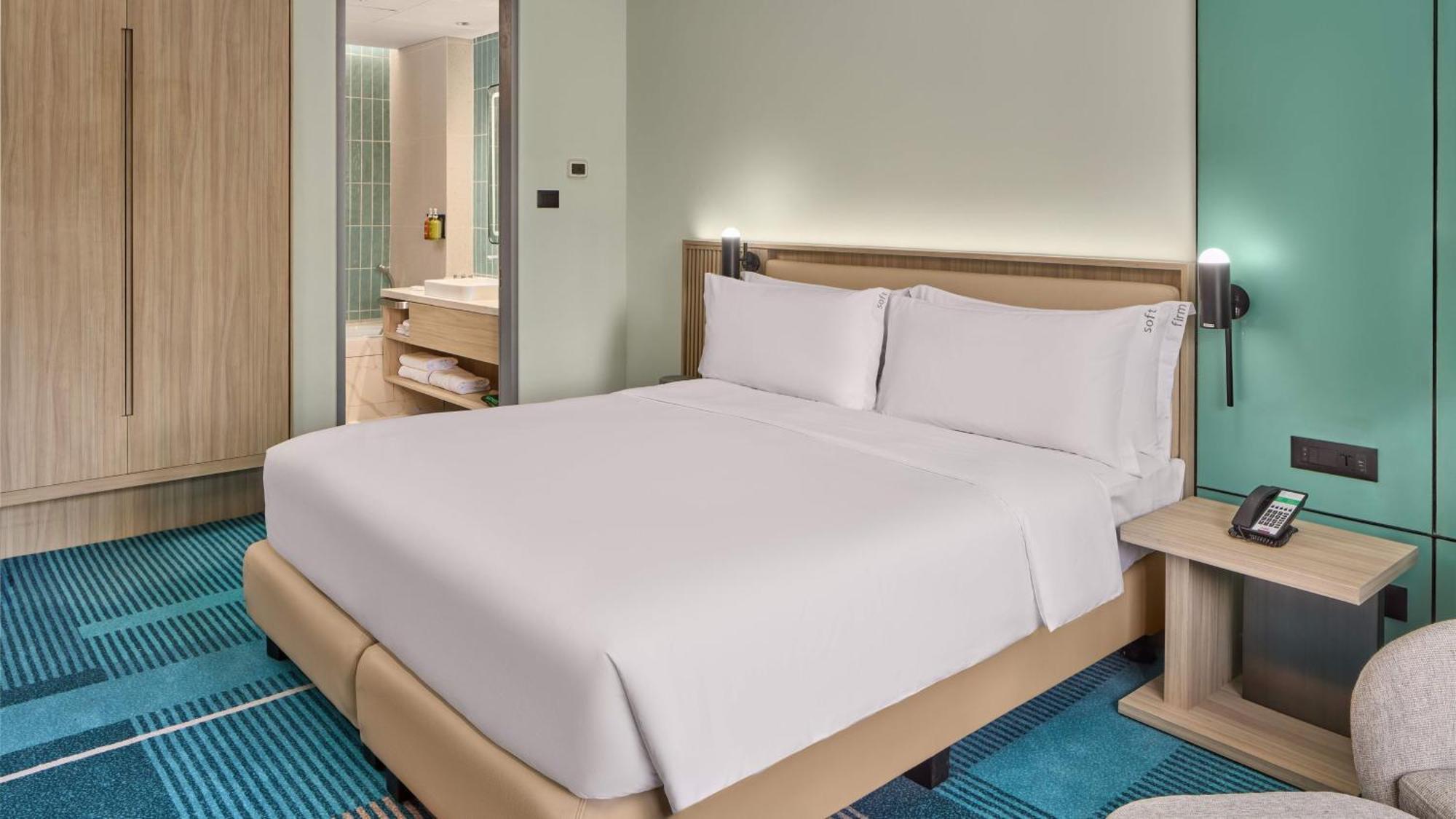 Holiday Inn & Suites Makati By Ihg Макати Экстерьер фото